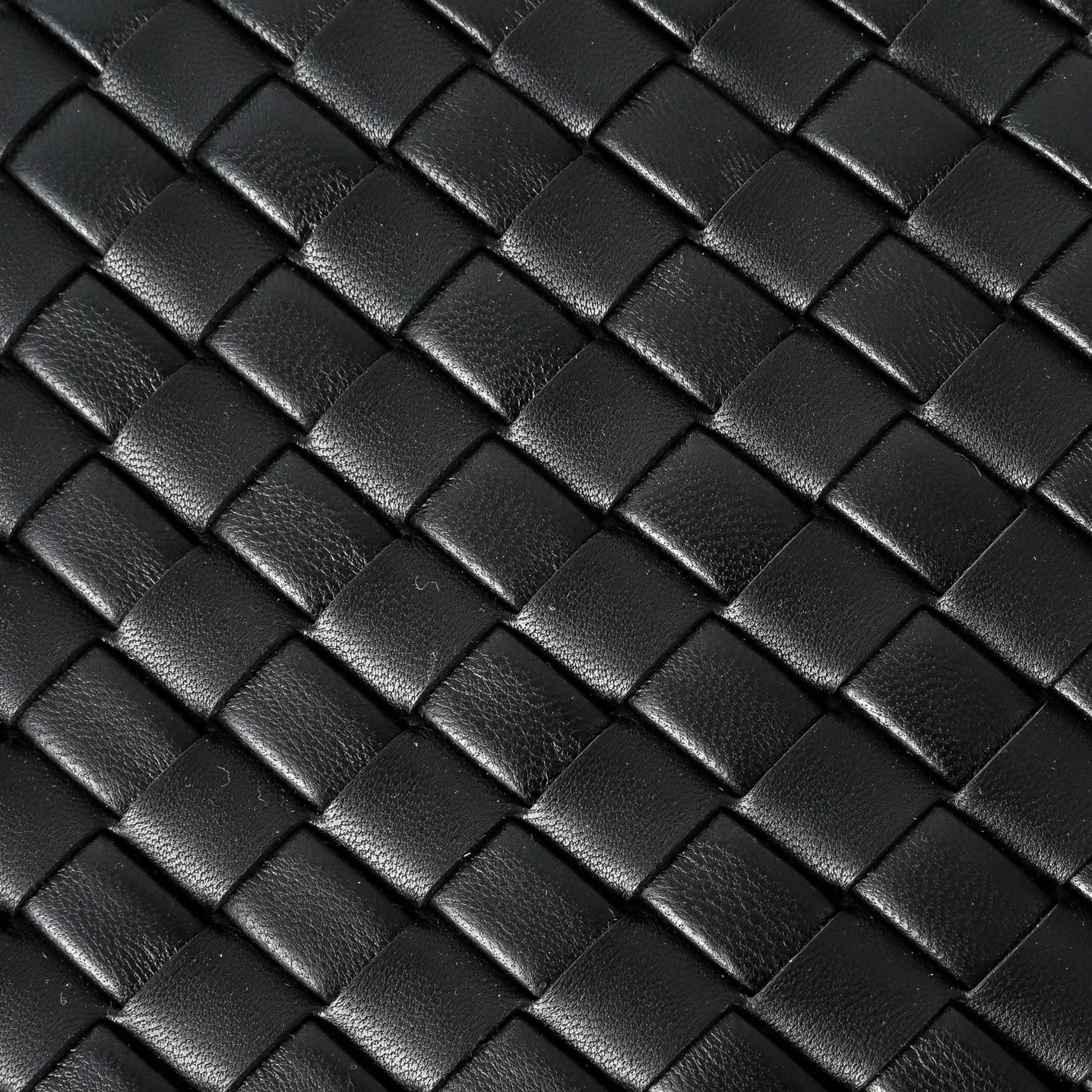 Batch 1720 #BV New Veneta handbag ✨ The "ceiling of texture" bag in the woven bag world, so high-end that you can't help but look at it more ~ 🥰 Made of Nappa lambskin lntrecciato quilted weaving process ~ The texture is particularly stunning, soft but not collapsed, tough but not hard 🌟The bag body and handle are integrated and can be carried on the shoulder or by hand. It has just the right sense of laziness and casualness 🎈The capacity meets all the needs of commuting Just pull the zipper and pack up your own little world, feeling very at ease💚Veneta is a work that speaks for itself with texture🎀 Model: 6736 Size: 35x21x5
